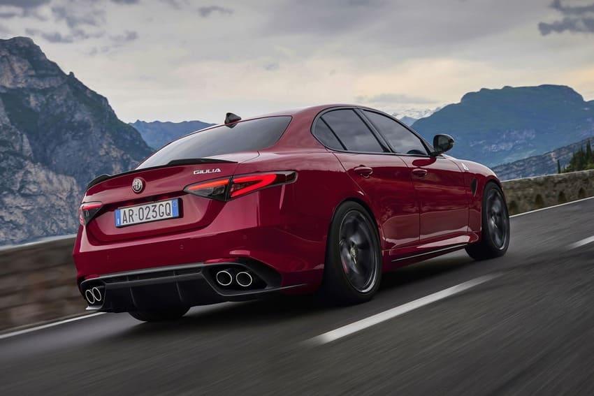 Giulia Quadrifoglio 搭載 2.9 升 V6 雙渦輪引擎，擁有 520 匹最大馬力輸出。
