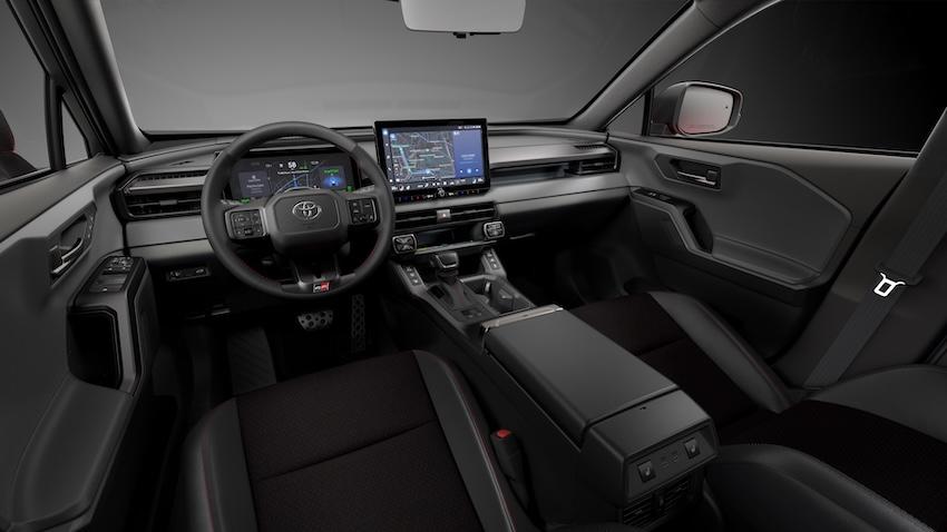 車內格局與 Core、Adventure 車型相同，但多了 GR 標誌。