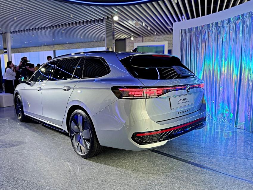 車尾採貫穿式尾燈組。