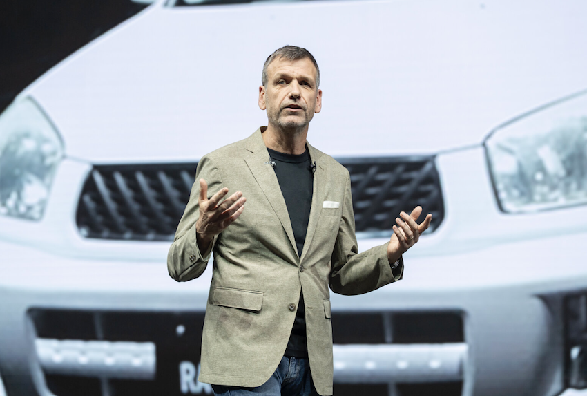 Toyota 品牌長 Simon Humphries 稱讚這是世界上最高效的 PHEV 系統。