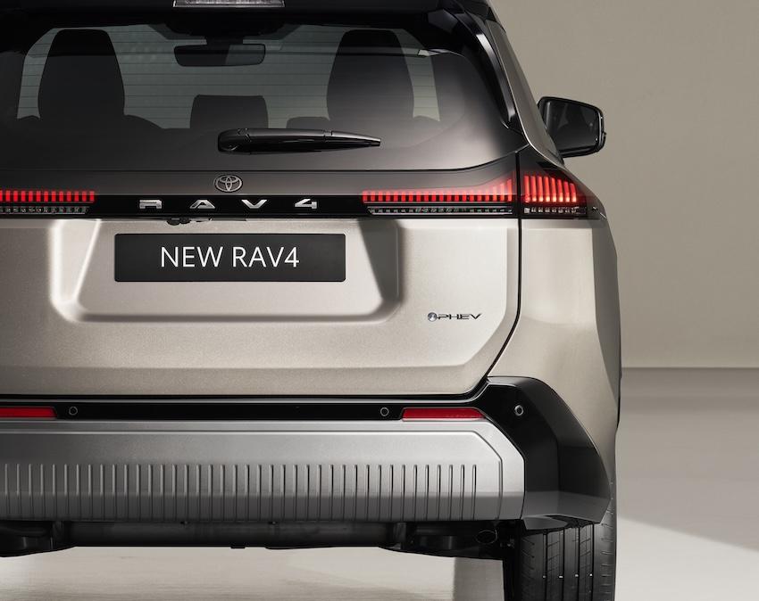 以日本的 JC08 測試規範下，在電池滿電以及滿油箱的狀態下，RAV4 PHEV 的總續航里程，可以高達 1350 公里以上。