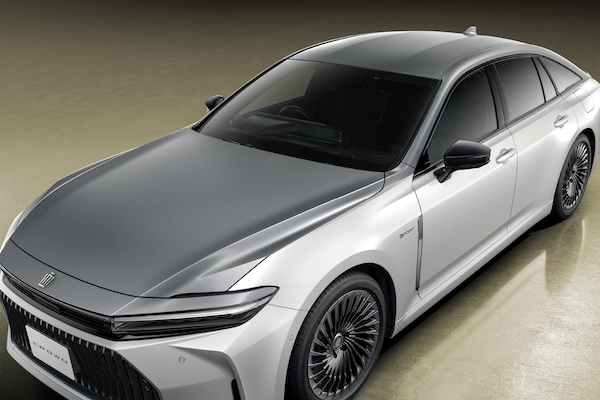 紀念皇冠高光時刻！Toyota Crown 轎車 70 週年紀念版開賣
