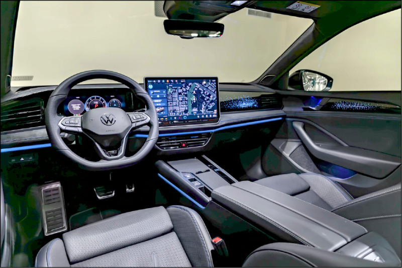 車內導入品牌最新數位座艙，中階車型以上便配有15吋觸控螢幕，車室充滿科技感。