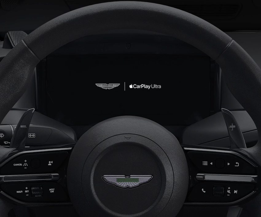 第一次以有線或無線方式連接進行載入後，儀表板會出現 Aston Martin 與 Apple CarPlay Ultra 的標誌。