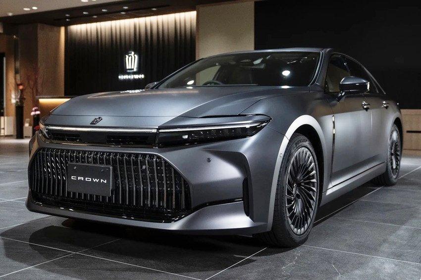 正統 Toyota 新皇冠房車特仕登場！Crown Sedan 改換黑化風格更有型