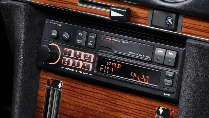 Pioneer SXT-C10PS，具備 80 年代的復古美學，有著藍牙、DAB+ 數位廣播等現代功能，前方面板裡，其實藏著 2 組 USB，可以替手機充電、播放音樂。