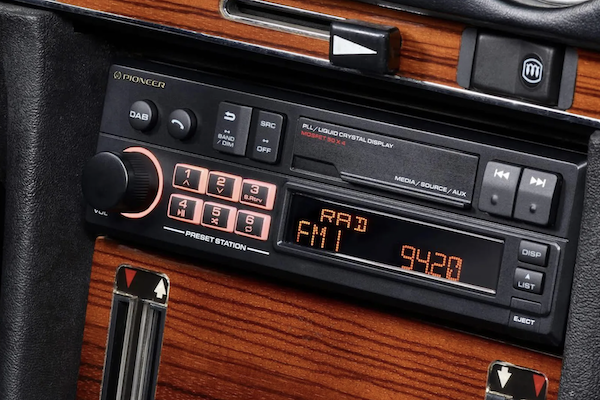 看膩車艙大螢幕的最佳方案！Pioneer 復古車機 重回 80 年代經典風格