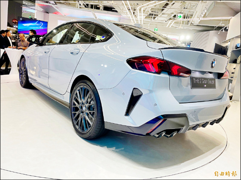 M235 xDrive車型透過19吋鍛造輪圈及雙邊雙出尾管，強化整體性能氣勢。（記者陳弘智攝）