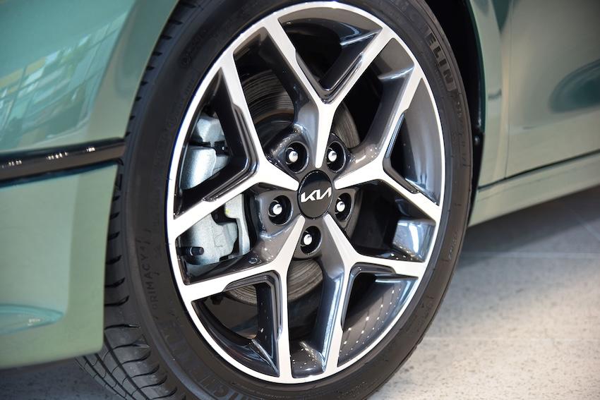 225/45 R17 的運動化跑胎與全新五幅式雙色鋁圈。