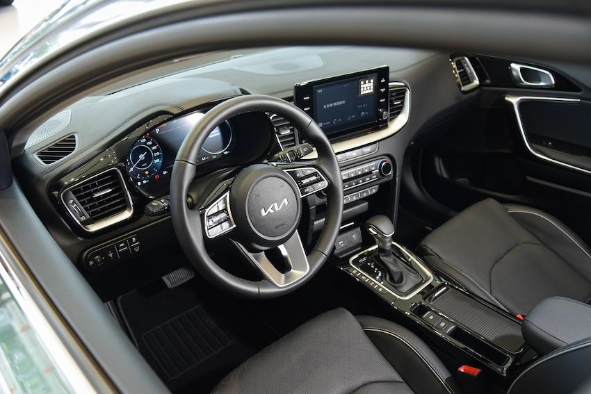 車室內裝的鋪陳格局歐風基因，搭載 12.3 吋整合智慧型全數位儀表板與 8 吋多媒體影音觸控系統