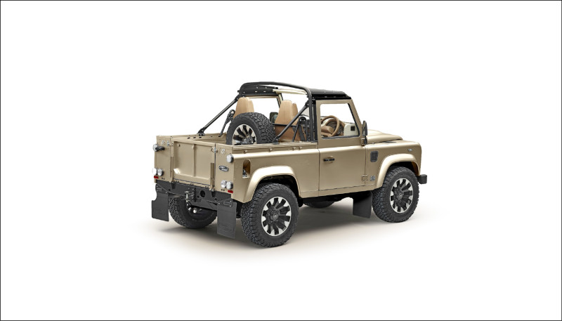 以2012年至2016年出廠的Defender 90短軸版為基礎，重新設計V8 Soft Top車身鈑件及車頂軟篷。