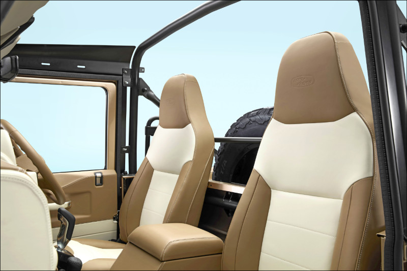 重新設計的車頂框架是Defender V8 Soft Top外型亮點所在。