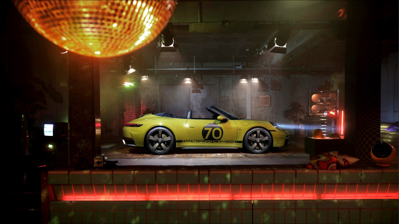 911 Spirit 70車身採用霓光橄欖綠專屬塗裝，側面設有圓形號碼框。