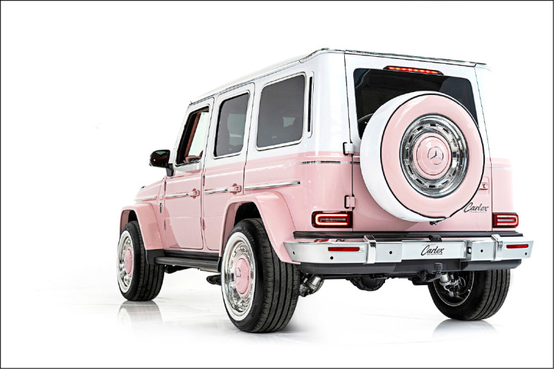 Carlex運用粉嫩車色搭配G-Class硬派外型帶出衝突美感。