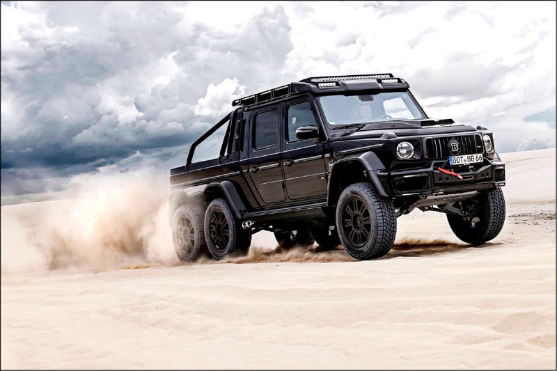 Brabus經典改裝作品XLP 900 6X6 SuperBlack被譽為越野車的天花板。