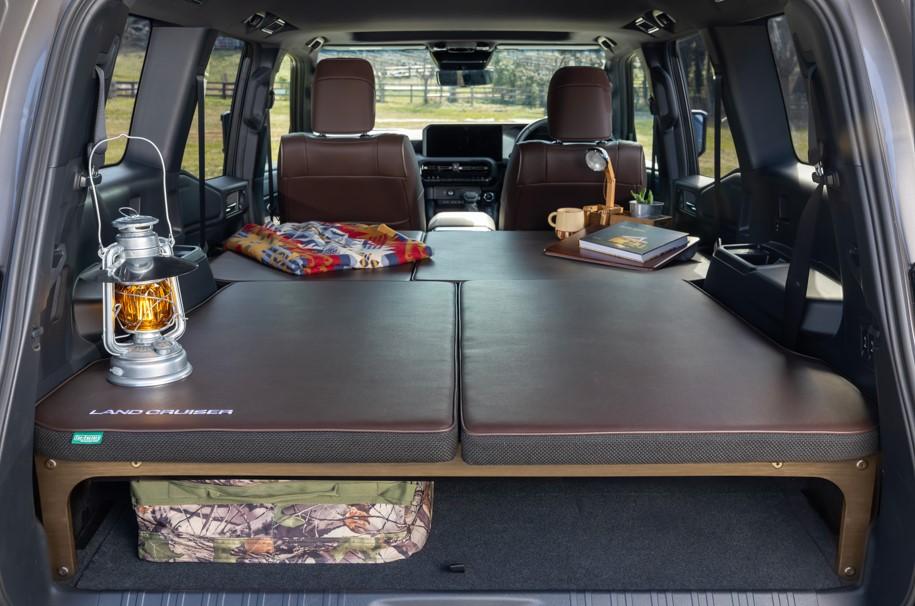 日本也針對Land Cruiser 250推出平整套件，車內座椅可放倒變成雙人床。
