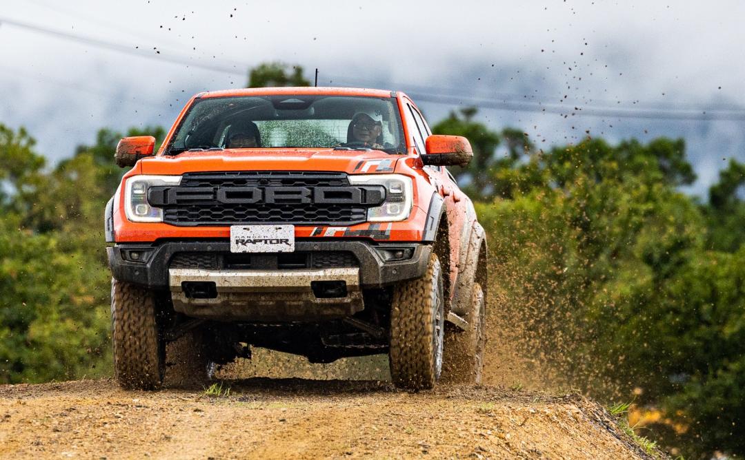 新一代Ranger Raptor以嶄新格柵、前衛頭燈展現美式皮卡的狂野氣質。
