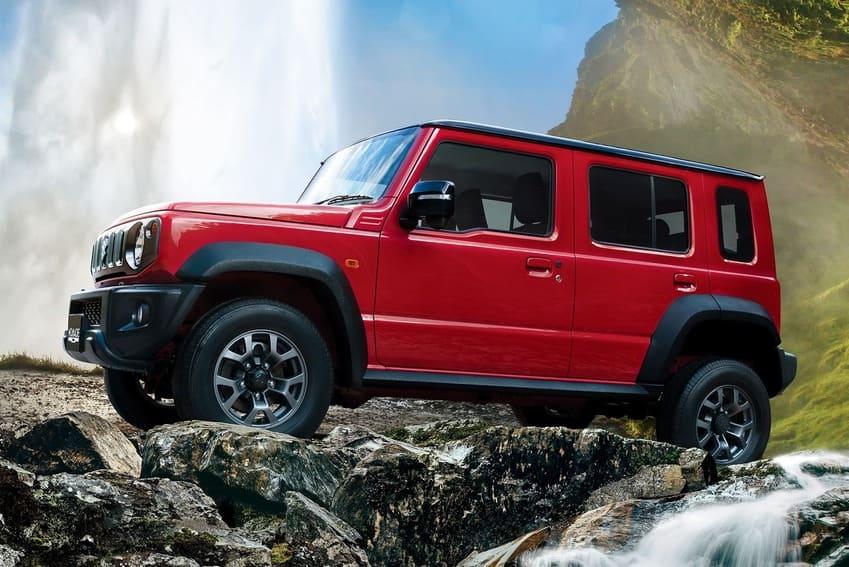 Jimny Nomade 車身與軸距加長 340 mm，並新增後車門，空間更大更實用。