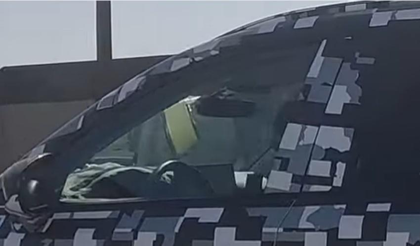 Mazda CX-5 測試車曝光的局部內裝照，有望和 Toyota RAV4（下圖）共用中控螢幕與車載系統。