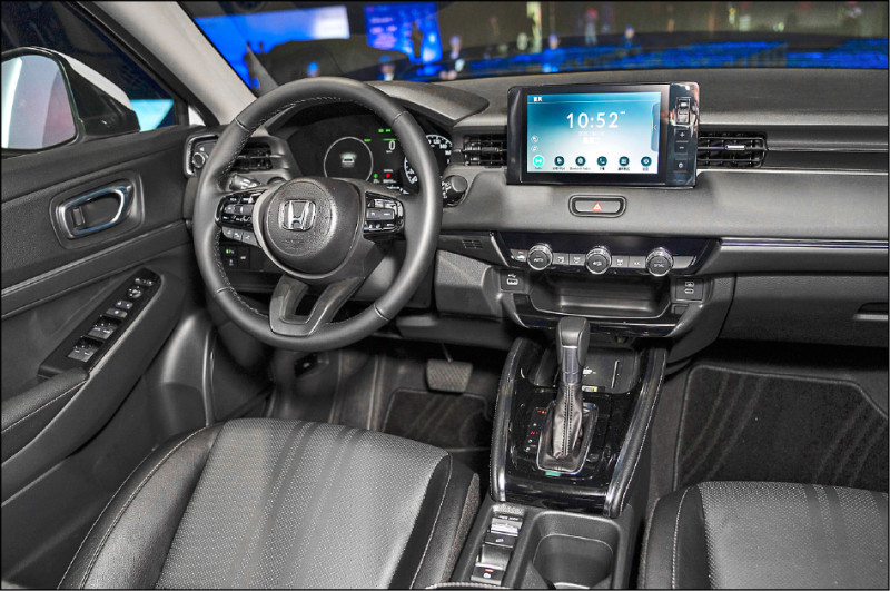 Honda HR-V小改款車艙維持既有日式精緻風格，中控台則規劃開放式托盤。