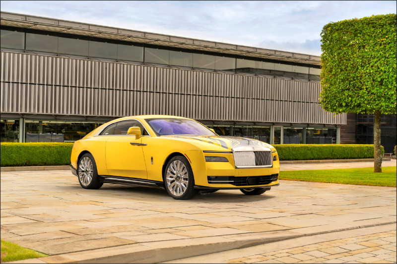 Rolls-Royce Spectre Semaphore以鵝黃色車色加上獨特車漆，打造出如藝術品般的外觀。