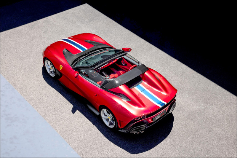 SP51最特別的就是專門設計的全新Rosso Passionale三層漆車色。