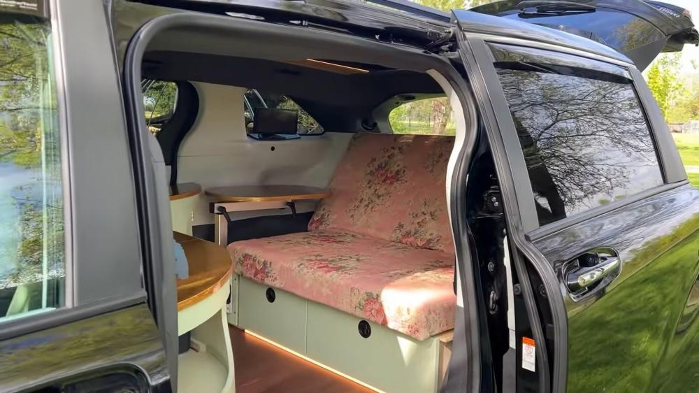 車內導入電動沙發床。