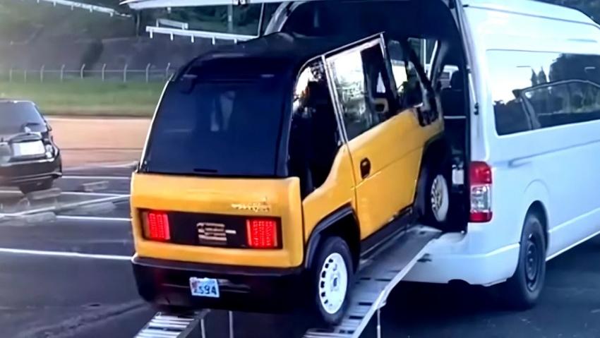 KG Motors 演示 Mibot 可以直接停進一輛 Toyota Hiace 廂型車。