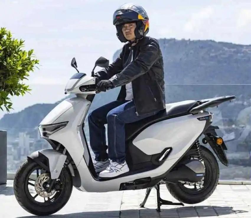 Honda 分享 F1 紅牛車隊的角田裕毅騎乘 CUV e:的照片。