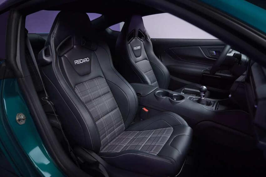 Recaro 跑車座椅特別採用格紋設計，彰顯獨特性。