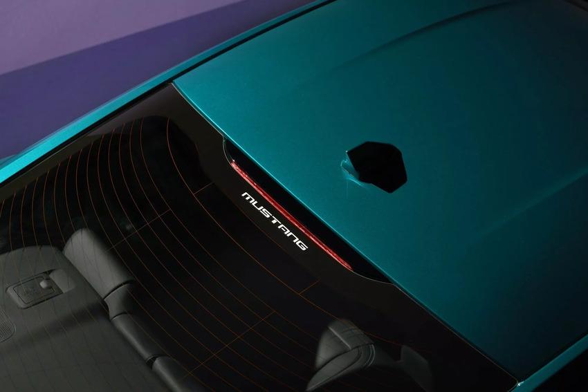 後擋風玻璃設有 Mustang 復古字樣。