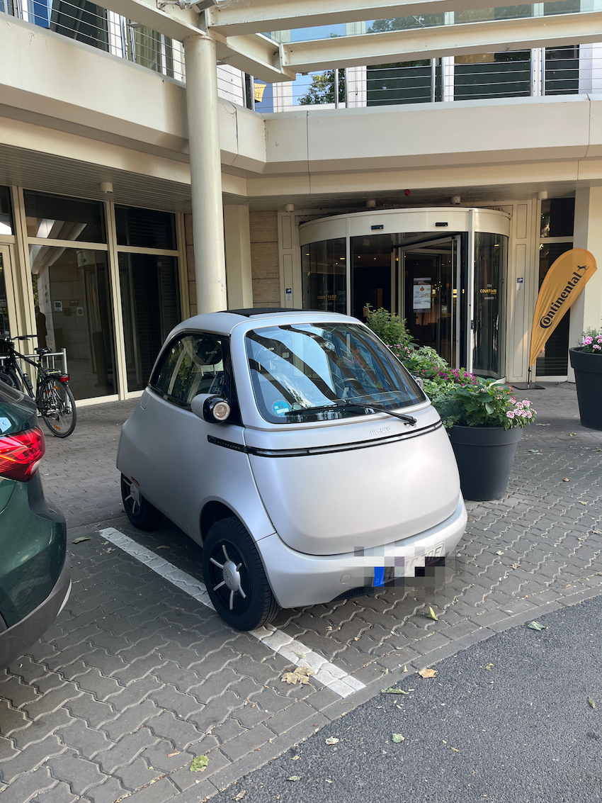 以 50 年代 BMW Isetta 泡泡車為靈感，所誕生的 Microlino 電動車。