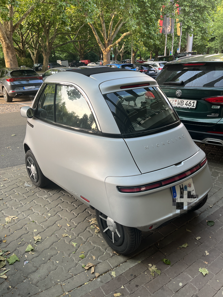 Microlino 車頭與車尾採相同 LED 貫穿式燈條。