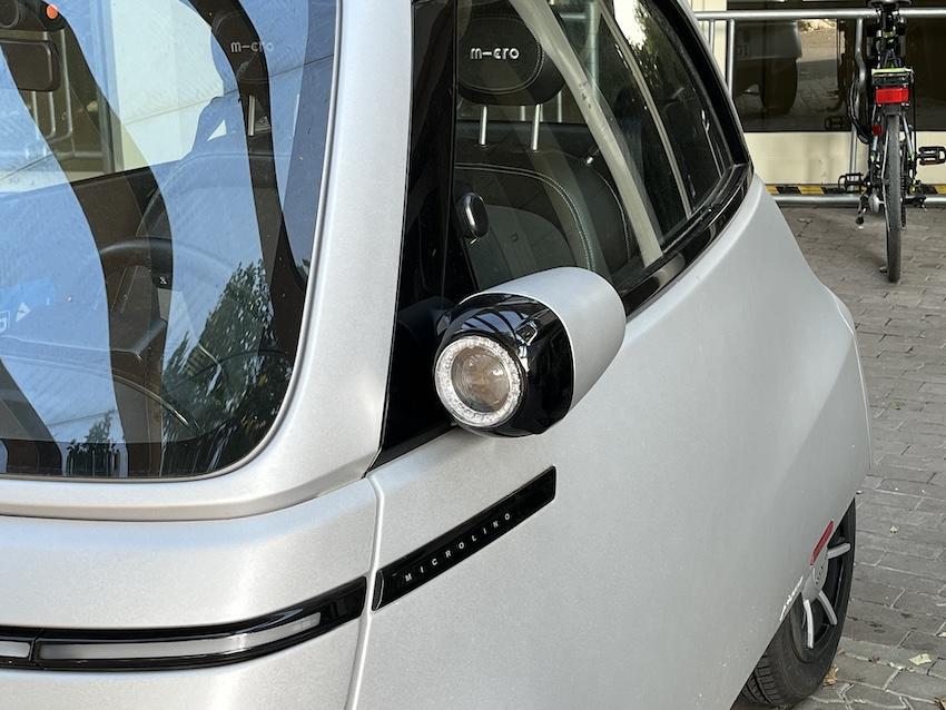 車燈則是與車外後視鏡整合在一起，創意與實用都兼備