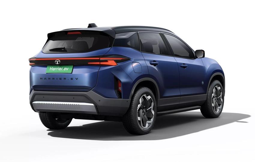 車尾改採橫貫式 LED 尾燈與車頭相呼應。