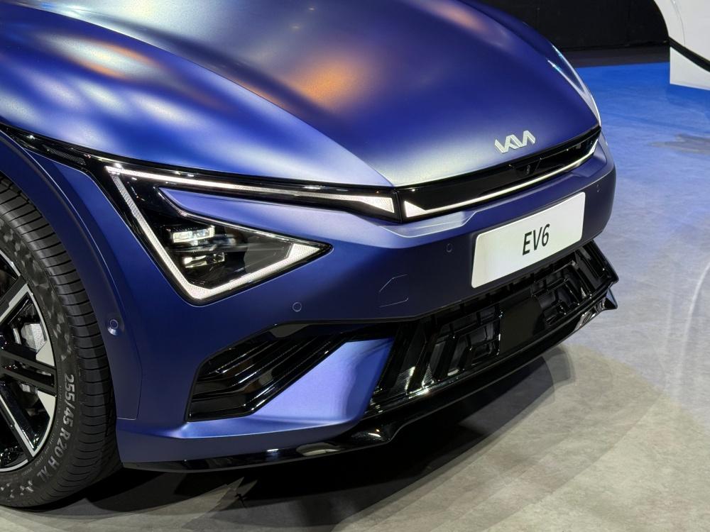 車頭導入最新家族化的燈組。