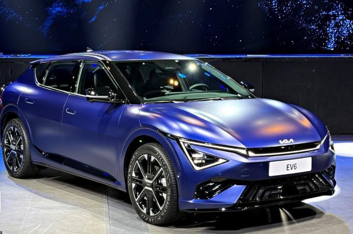 Kia EV6小改款發表，車頭設計採用最新家族化的Star Map LED星圖日行燈，增添辨識度。圖為GTLine增程版。 （記者蘇銘翰攝）
