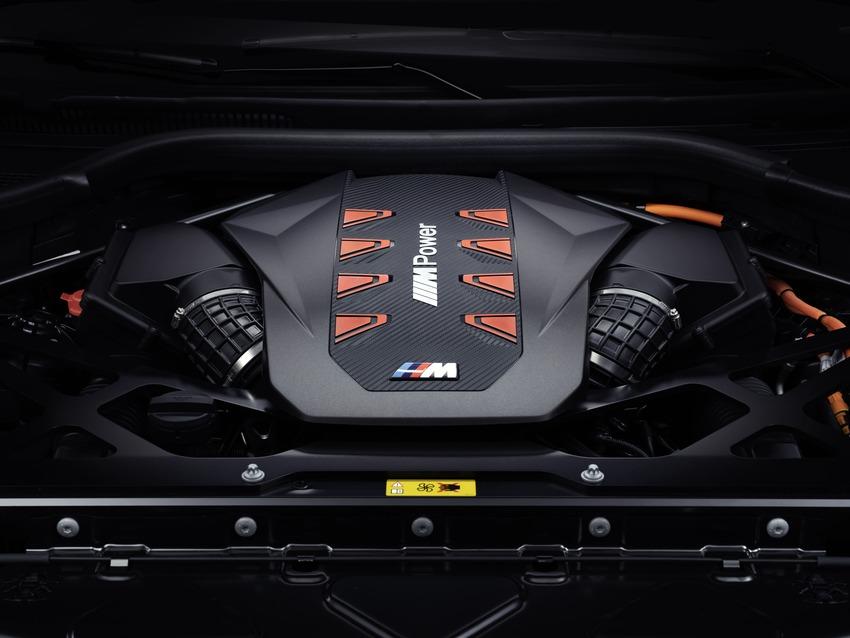 以 4.4 升 V8 雙渦輪引擎為主的 M Hybrid 插電式油電系統，可提供 748 匹、102 公斤米綜效輸出。