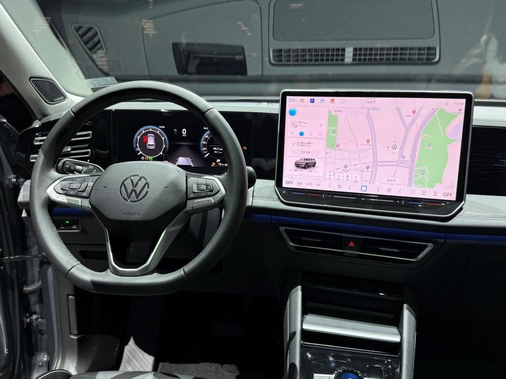 內裝除入門車型以外皆搭載 15 吋超大觸控螢幕。