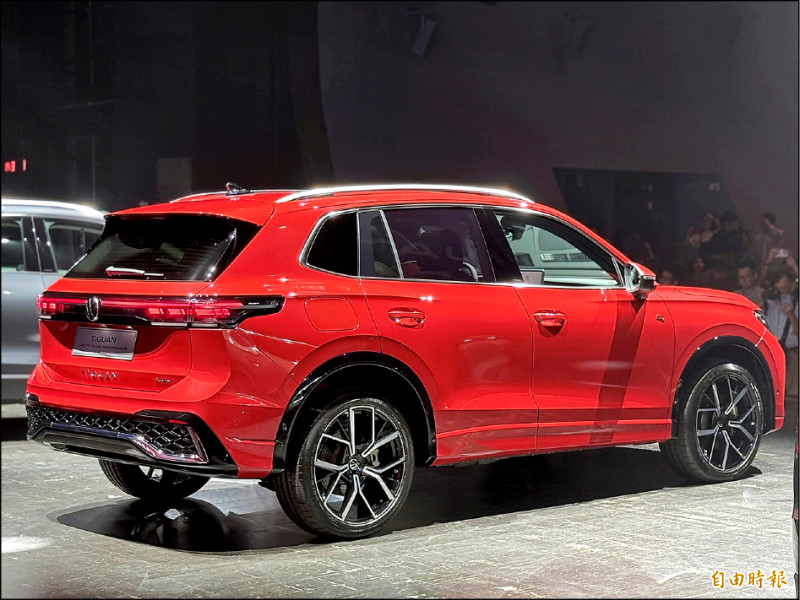 車尾採用貫穿式尾燈組並搭配動感風格的後保桿。圖為430 TSI R-Line Performance車型。（記者蘇銘翰攝）