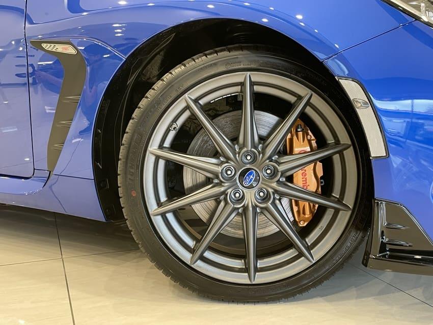 升級搭載 Brembo 煞車系統，不僅為外型增添亮點，也有效提升制動力道。