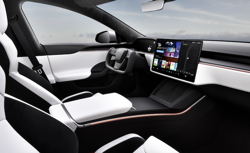 Model S Plaid 可選配 Yoke 方向盤。