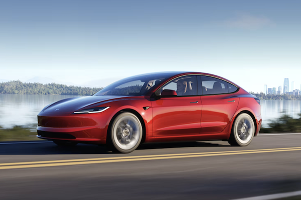 幽靈煞車、里程灌水沒改善！逾萬名車主怒告起訴 Tesla