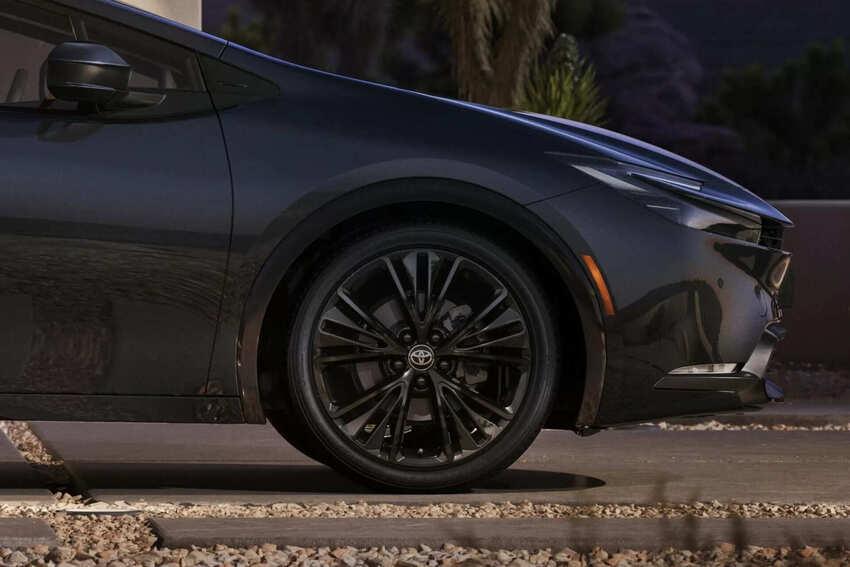 Toyota 省油一哥 Prius 新年式特仕亮相！黑化風格加持強化動感氣勢