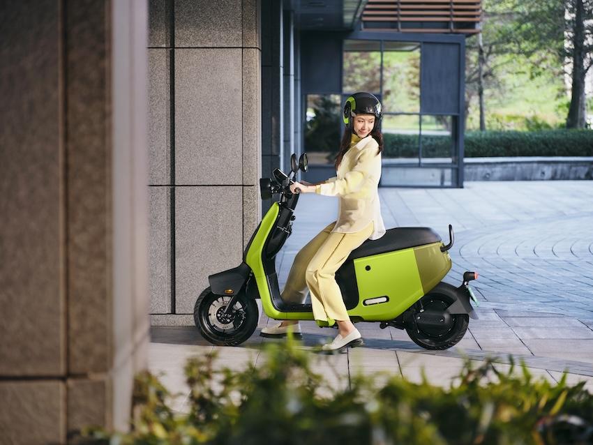 Gogoro EZZY 的一鍵自動倒車功能，可優雅地從停車格將機車牽出來。