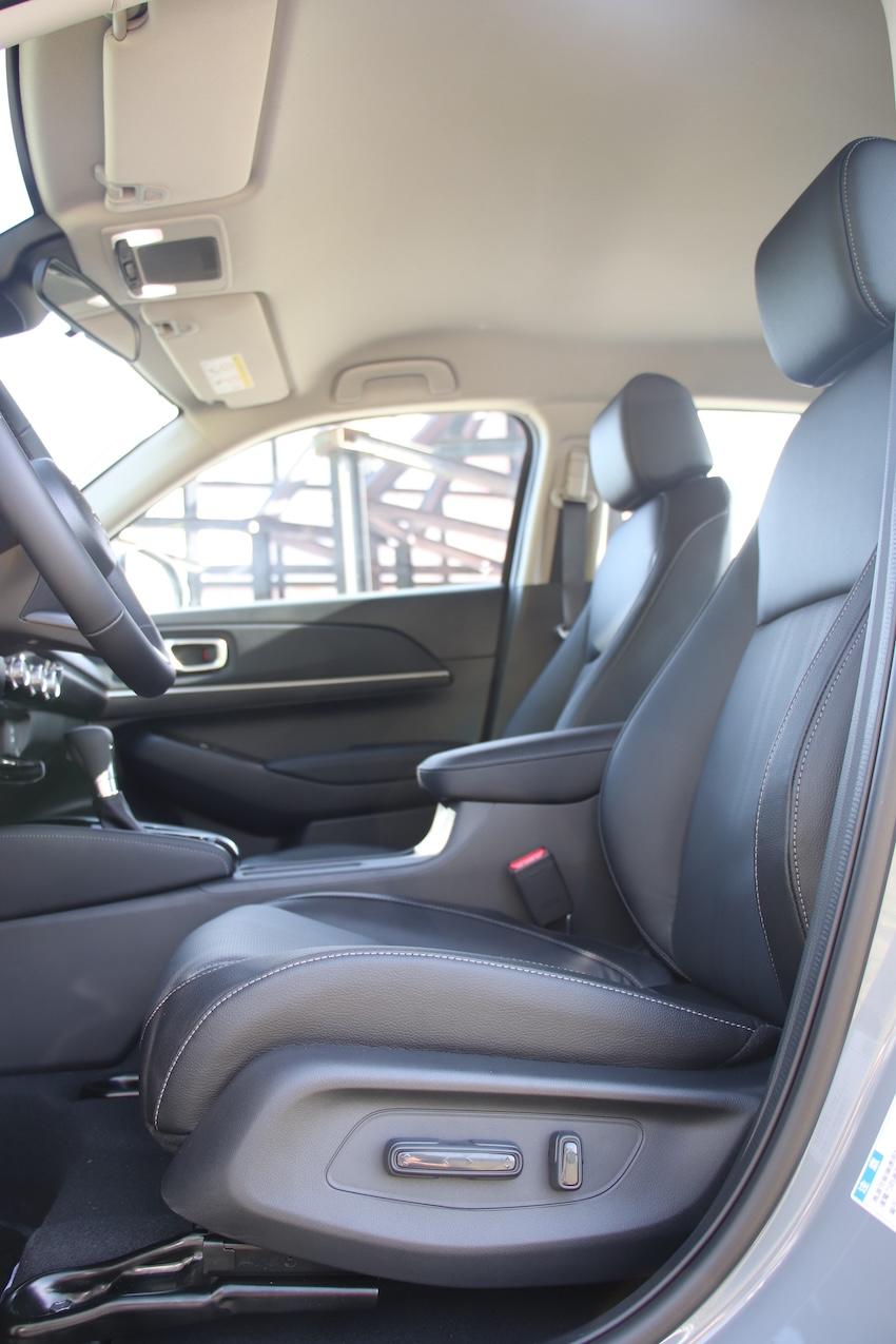 駕駛座電動八向調整是 HR-V e:HEV Prestige 標配。