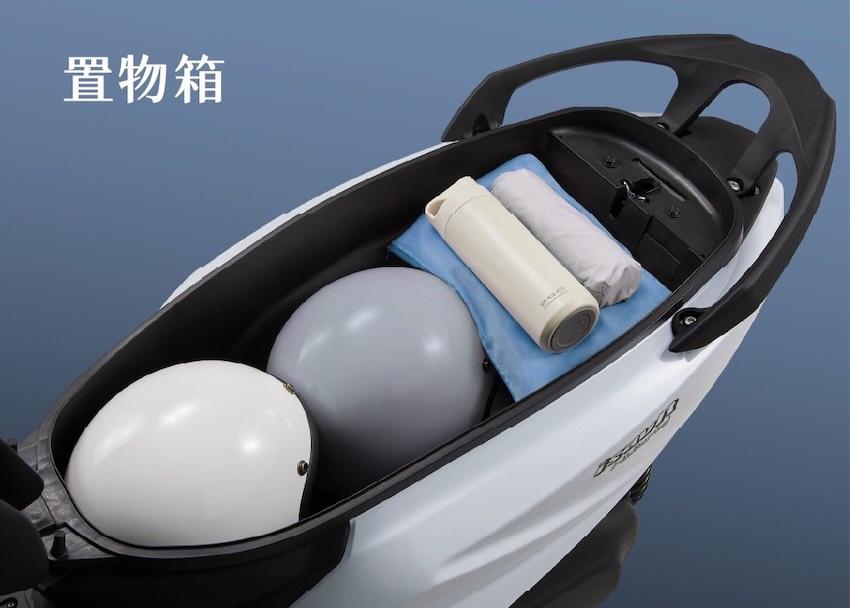 在曝光的車廂照片，擺放兩頂兩頂四分之三安全帽，還有多餘的空間可擺放雨衣、保溫瓶等物品，空間表現相當出色。