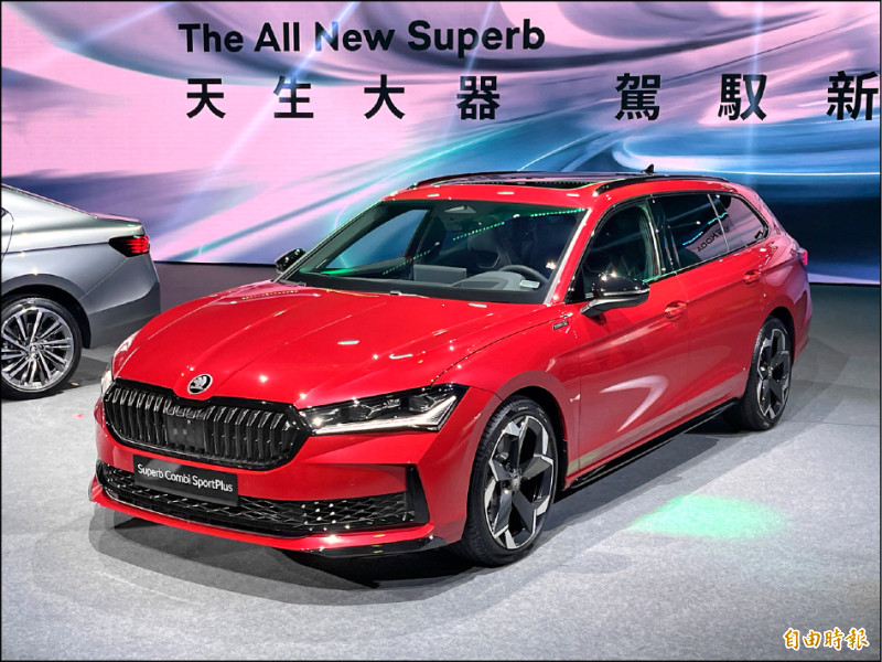 頂級Superb Combi SportPlus標配運動風格黑化套件及19吋鋁圈，打造專屬的動感樣貌。（記者陳弘智攝）