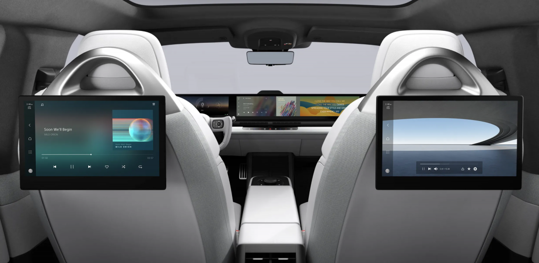 Afeela 1 Signature的頂規車型加入後座雙螢幕配置，享受Sony帶來的絕佳聲光效果。