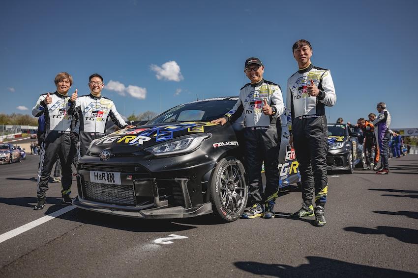 Toyota 會長豐田章男（右二）再次以 MORIZO 別名，率領率領 TOYOTA GAZOO ROOKIE Racing（TGRR）參加賽事，征戰有著「綠色地獄」的紐柏林賽道。（圖片來源：Toyota）